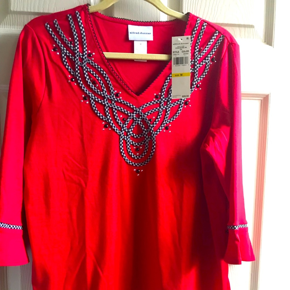 Alfred Dunner Cute as can be top NWT. Size M. Cotton/polyester, bright true red